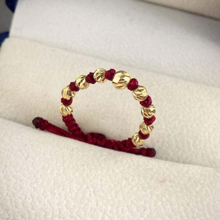 Anillo en hilo rojo con bolas diamantadas de oro 18k D Lujos