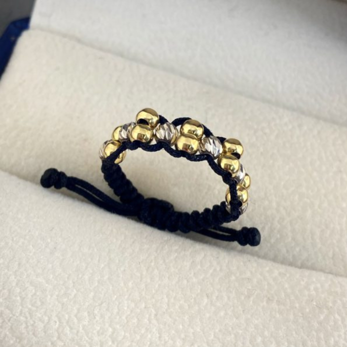 Anillo en hilo negro con bolas lisas y diamantadas de oro 18k D