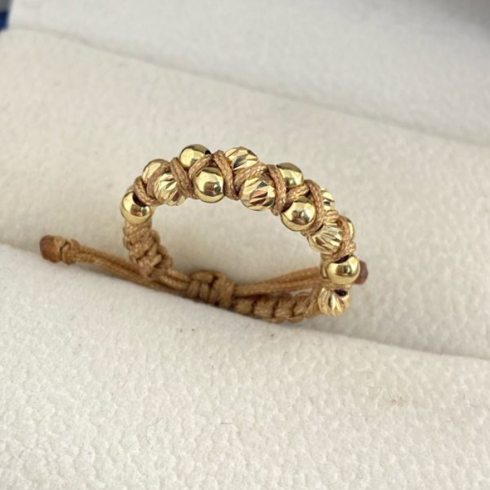 Anillo en hilo beige con bolas lisas y diamantadas de oro 18k D