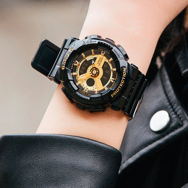 Referencia: BA-110-1ADR Colección: Mujer  Composición: Digital, análogo, cronometro, temporizador, alarma, calendario, Materiales: resina. Color: transparente y dorado Impermeabilidad: 10 ATM Cristal: mineral Producto con garantía de 1 año en funcionamiento Te obsequiamos 1 año de cortesía en batería en nuestra tienda física. Recomendaciones Reloj con resistencia al agua para 100 metros de presión atmosférica, es sumergible. No manipular los botones cuando esta en contacto con el agua