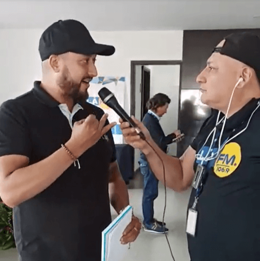Dlujos accesorios presentandose en comercial de la fm
