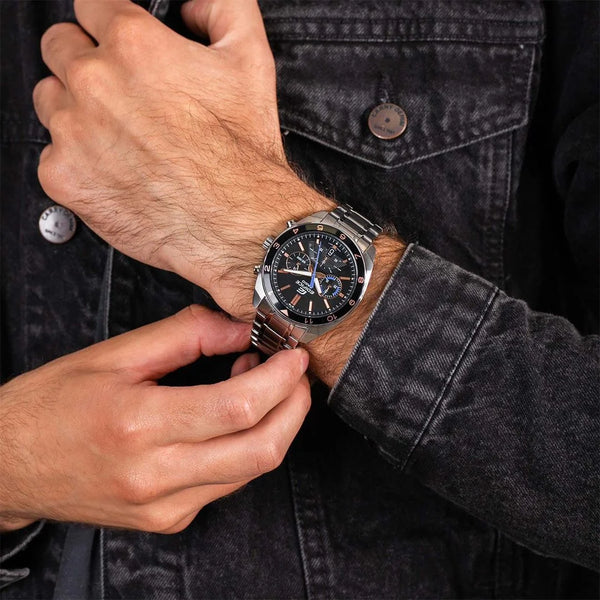 Referencia: EFV-590D-1AVUDFColección: Edifice Genero: Hombre Composición: Análogo, calendario, cronógrafo, cronometro. Materiales: acero inoxidable Color: plateado Impermeabilidad: 10 ATM Movimiento: Cuarzo Cristal: Mineral Producto con garantía de 1 año en funcionamiento .Recomendaciones Reloj con resistencia al agua para 100 metros de presión atmosférica, es sumergible. No manipular los botones cuando esta en contacto con el agua