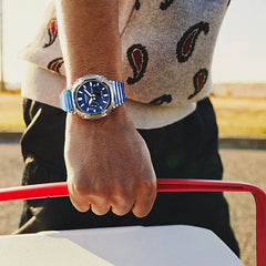 G-shock Referencia: ga-2100hc-2adrGenero: Hombre Composición: analogo, digital, cronometro, temporizador, alarma, calendario. Materiales: resina Color: Azul Impermeabilidad: 20 atm  Cristal: mineral Producto con garantía de 1 año en funcionamiento . Recomendaciones Reloj con resistencia al agua para sumergirse. No manipular los botones cuando se esté en contacto con el agua.