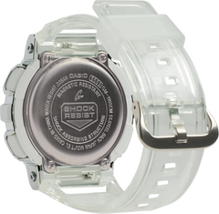 G-shock Referencia: gm-110scm-1adrGenero: hombre Composición: digital, analogo, cronometro, temporizador, alarma, calendario. Materiales: acero inoxidable y resina Color: transparente camuflado Impermeabilidad: 20 atm Cristal: mineral Producto con garantía de 1 año en funcionamiento . Recomendaciones Reloj con resistencia al agua para sumergirse. No manipular los botones cuando se esté en contacto con el agua