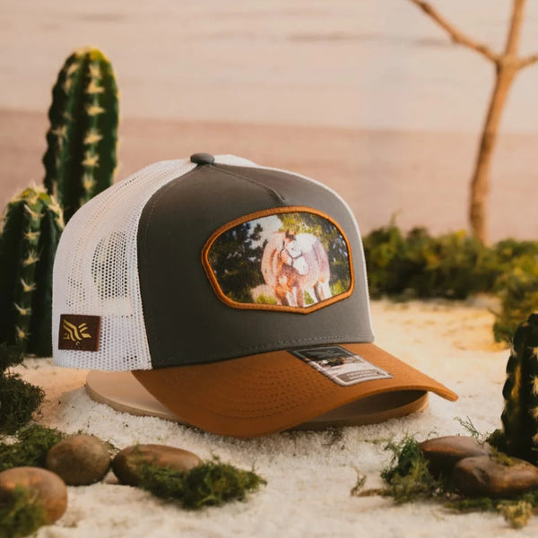 gorra adler premium de alta calidad Un accesorio no es solo un complemento, es una declaración de estilo. Adler la corona de la elegancia gorras que hablan por si solas Frase para el tipo de lente Características destacadas:✔ Materiales de Alta calidad – Las Gorras Premium Adler están hechas en algodón 80% poliéster 20%, estos materiales proporciona una textura suave, duradera y cómoda.✔ Diseño y confección detallada – Las gorras premium Adler tienen diseño y confección detallada , con atención a los detall