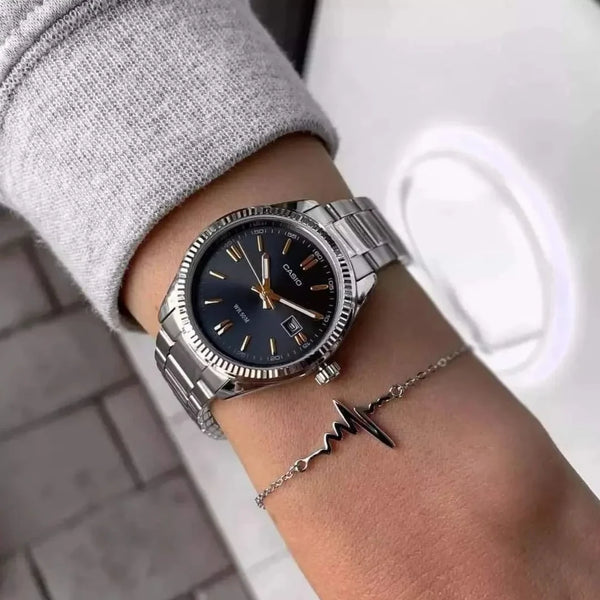 Reloj casio dama fondo negro con indicadores en oro rosa y calendario , pulso en acero