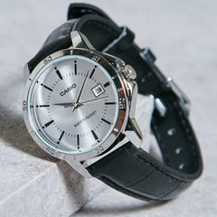 reloj casio dama LTP-V004L-7AUDF en cuero negro con esfera fondo plateado 