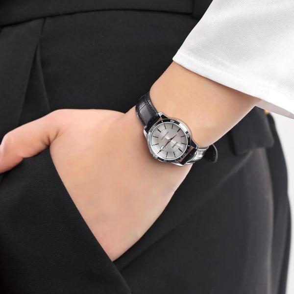 reloj casio dama LTP-V004L-7AUDF en cuero negro con esfera fondo plateado 