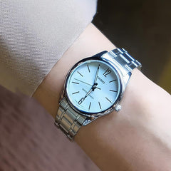 reloj casio dama pulso en acero fondo azul cielo