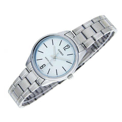 reloj casio dama pulso en acero fondo azul cielo