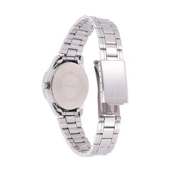 reloj casio dama pulso en acero fondo azul cielo