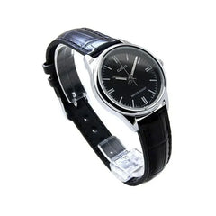 Referencia: ltp-v005l-1audf Colección: Mujer Composición: Análogo Materiales: caja alloy, pulso cuero Color: caja plateado, Pulso Negro Impermeabilidad: 3ATMMovimiento: cuarzo Mica: Cristal mineral Producto con garantía de 1 año en funcionamiento Te obsequiamos 1 año de cortesía en batería en nuestra tienda física. Recomendaciones Reloj con resistencia al agua para lavado de manos, no sumergible. No manipular los botones cuando esta en contacto con el agua