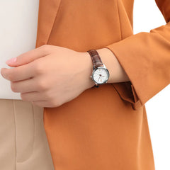 reloj dama clasico en pulso de cuero cafe tipo cocodrilo