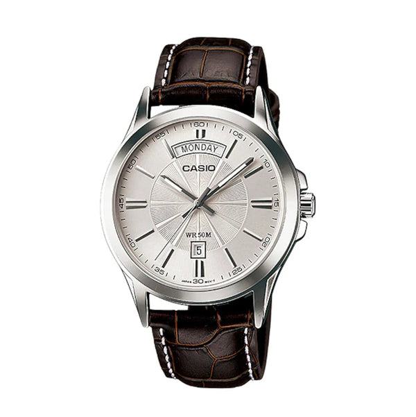 reloj casio en cuero MTP-1381L-7AUDF caja plateada cuero cafe marron Marca: Casio Referencia: MTP-1381L-7AUDFColección: hombre Composición: análogo, cronografo, calendario Materiales: caja en acero inoxidable y pulso cuero Color: plateado pulso cafe marron Impermeabilidad: 5ATMCristal: mineral Producto con garantía de 1 año en funcionamiento Te obsequiamos 1 año de cortesía en batería en nuestra tienda física. Recomendaciones Reloj con resistencia al agua para salpicaduras y ducha, no sumergible. No manipul