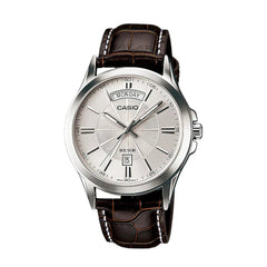 reloj casio en cuero MTP-1381L-7AUDF caja plateada cuero cafe marron Marca: Casio Referencia: MTP-1381L-7AUDFColección: hombre Composición: análogo, cronografo, calendario Materiales: caja en acero inoxidable y pulso cuero Color: plateado pulso cafe marron Impermeabilidad: 5ATMCristal: mineral Producto con garantía de 1 año en funcionamiento Te obsequiamos 1 año de cortesía en batería en nuestra tienda física. Recomendaciones Reloj con resistencia al agua para salpicaduras y ducha, no sumergible. No manipul