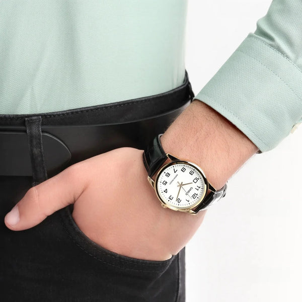 reloj casio en pulso cuero caja dorada fondo blanco con numeros grandes caja mediana