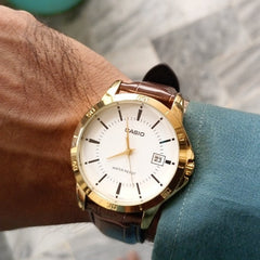 reloj casio MTP-V004GL-7BUDF en pulso cafe con caja dorada , calendario a las tres