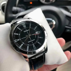 Reloj casio MTP-V004L-1CUDF pulso en cuero negro fondo negro con calendario a las tres 