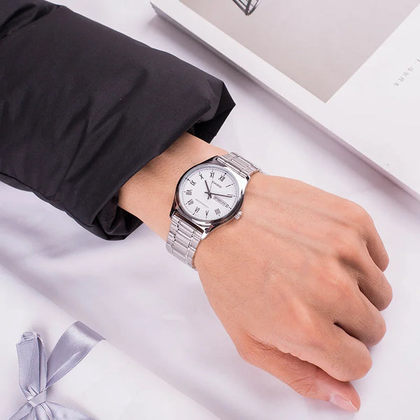 reloj casio pulso acero inoxidale para hombre fondo blanco con calendario mes y dia de la semana 