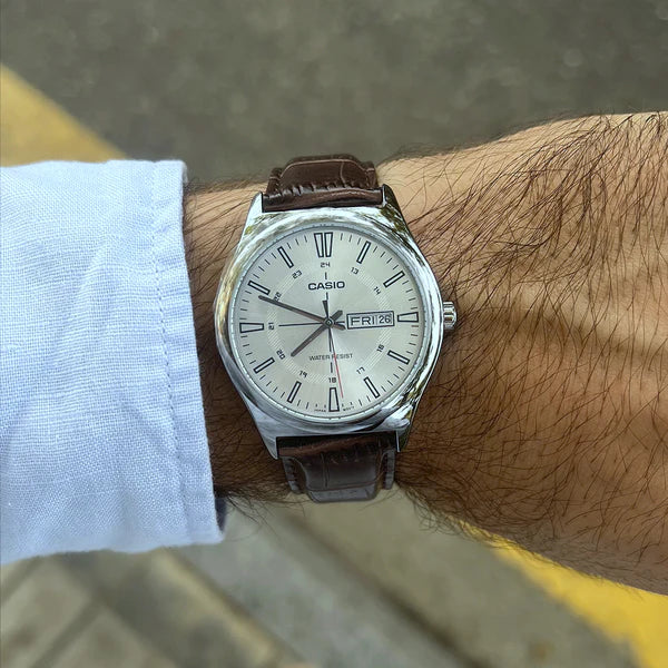 reloj casio mtp-v006l-7cudf en pulso cuero con doble calendario de la semana y del mes , caja plateada 