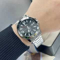 reloj casio pulso en acero fondo negro