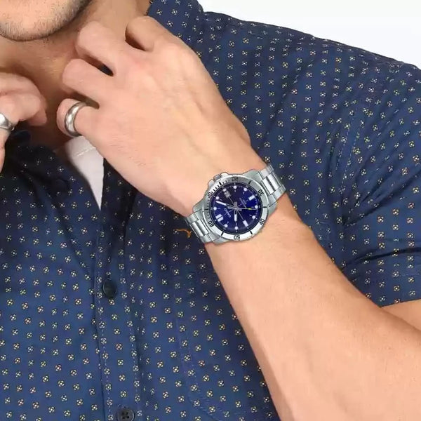 asi se ve puesto reloj casio pulso en acero plateado esfera azul