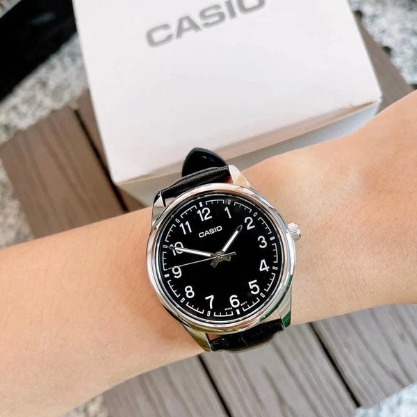 reloj casio mtp-v005l-1b4udf pulso en cuero negro caja plateada fondo negro 