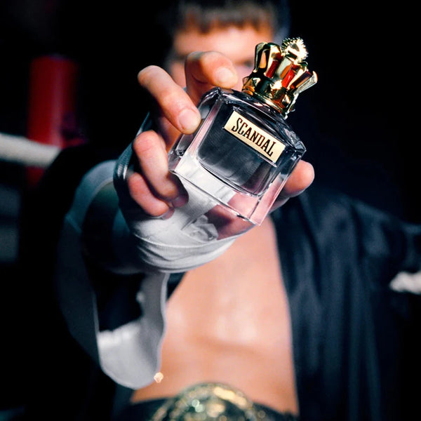 Descubre el poderoso y electrizante SCANDAL POUR HOMME de Jean Paul Gaultier. Con un aroma contrastante de madera y oriente, se impone como un rey en el cuadrilátero gracias a sus notas de salvia, caramelo y vetiver. Disfruta de su elegancia y seduce con su virilidad en cada victoria.