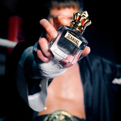 Descubre el poderoso y electrizante SCANDAL POUR HOMME de Jean Paul Gaultier. Con un aroma contrastante de madera y oriente, se impone como un rey en el cuadrilátero gracias a sus notas de salvia, caramelo y vetiver. Disfruta de su elegancia y seduce con su virilidad en cada victoria.