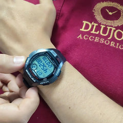 Pegaso Referencia: P1916-010107 Genero: hombre Composición: digital, luz, alarma, temporizador, formato militar Materiales: Caja y pulso en resina Color: negro Impermeabilidad: 10atmCristal: mineral Producto con garantía de 1 año en funcionamiento. El producto es entregado en caja y bolsa de la marca Recomendaciones Reloj con resistencia al agua para 100 metros de presión atmosférica, es sumergible. No manipular los botones cuando esta en contacto con el agua