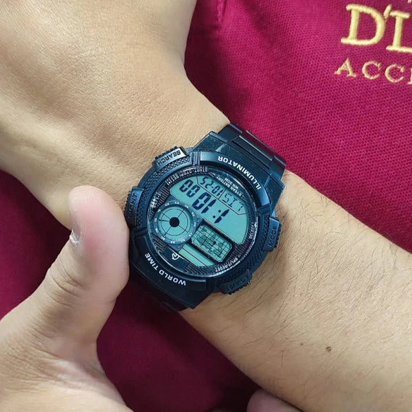 Marca: Pegaso Referencia: P7011BK-M0101Genero: hombre Composición: digital formato 12 o 24h, luz naranja, cronometro, alarma, temporizador Materiales: Caja en resina, pulso en acero Color: negro Impermeabilidad: 3atmCristal: mineral Producto con garantía de 1 año en funcionamiento. El producto es entregado en caja y bolsa de la marca Recomendaciones Reloj con resistencia al agua para salpicaduras, no sumergible. No manipular los botones cuando esta en contacto con el agua