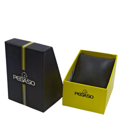 caja para reloj pegaso Marca: Pegaso Referencia: P1828-110111 Genero: hombre Composición: digital formato 12 o 24h, luz verde, cronometro, alarma, temporizador, calendario Materiales: Caja y pulso en resina Color: negro y verde militar Impermeabilidad: 5atmCristal: mineral Producto con garantía de 1 año en funcionamiento. El producto es entregado en caja y bolsa de la marca Recomendaciones Reloj con resistencia al agua para 50 metros de presión atmosférica, es sumergible. No someter a altas presiones como m
