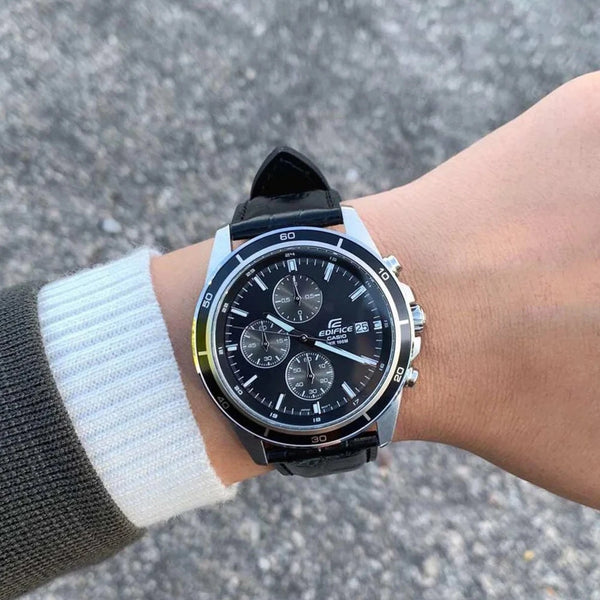 Referencia: efr-526l-1avudfColección: Edifice Genero: Hombre Composición: Análogo, calendario, cronógrafo, cronometro. Materiales: acero inoxidable y pulso cuero Color: plateado, bisel negro Impermeabilidad: 10 ATM Movimiento: Cuarzo Cristal: Mineral Producto con garantía de 1 año en funcionamiento. Recomendaciones Reloj con resistencia al agua para 100 metros de presión atmosférica, es sumergible. No manipular los botones cuando esta en contacto con el agua