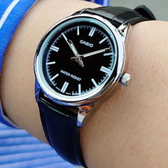 Referencia: ltp-v005l-1audf Colección: Mujer Composición: Análogo Materiales: caja alloy, pulso cuero Color: caja plateado, Pulso Negro Impermeabilidad: 3ATMMovimiento: cuarzo Mica: Cristal mineral Producto con garantía de 1 año en funcionamiento Te obsequiamos 1 año de cortesía en batería en nuestra tienda física. Recomendaciones Reloj con resistencia al agua para lavado de manos, no sumergible. No manipular los botones cuando esta en contacto con el agua