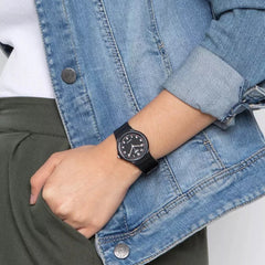 Reloj Casio Dama En Resina Totalmente Negro Resistente al Agua