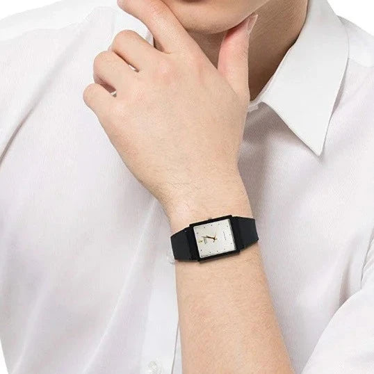 Reloj Casio Unisex MQ-27-7EDF Resina Pulso Negro Cuadrado Fondo Blanco