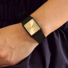 reloj casio unisex en resina negro fondo dorado resistente al agua 