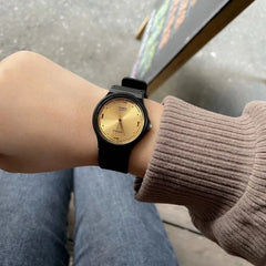 reloj casio unisex mq-76-9aldf resina negro con la esfera dorada 