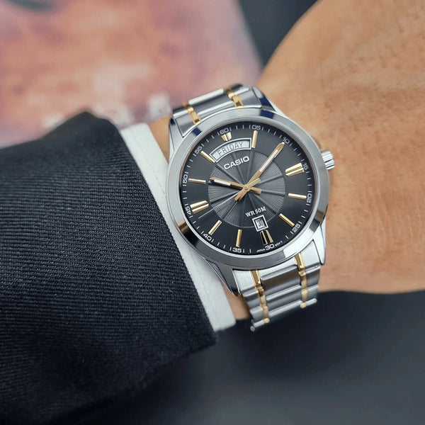 asi te luce reloj casio Hombre MTP-1381G-1AVDF en acero inoxidable bicolor con calendario y semanario , esfera negra 