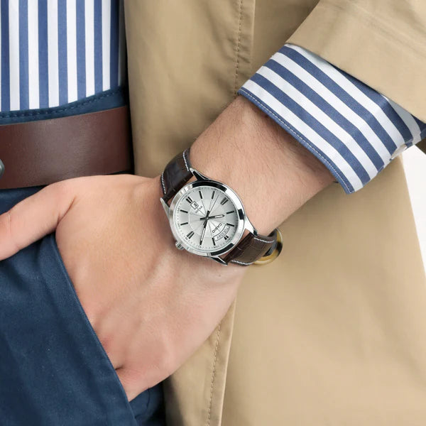 reloj casio en cuero MTP-1381L-7AUDF caja plateada cuero cafe marron Marca: Casio Referencia: MTP-1381L-7AUDFColección: hombre Composición: análogo, cronografo, calendario Materiales: caja en acero inoxidable y pulso cuero Color: plateado pulso cafe marron Impermeabilidad: 5ATMCristal: mineral Producto con garantía de 1 año en funcionamiento Te obsequiamos 1 año de cortesía en batería en nuestra tienda física. Recomendaciones Reloj con resistencia al agua para salpicaduras y ducha, no sumergible. 