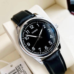 Referencia: mtp-v005l-1b4udfColección: Hombre Composición: Análogo , calendario Materiales: Pulso cuero Color: negro Impermeabilidad: 5ATM Movimiento: cuarzo Cristal: Mineral Producto con garantía de 1 año en funcionamiento. Recomendaciones Reloj con resistencia al agua para lavado de manos, no sumergible. No manipular los botones cuando esta en contacto con el agua 