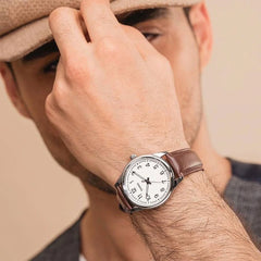 Referencia: mtp-v005l-7b4udf Colección: Hombre Composición: Análogo , calendario Materiales: Pulso cuero Color: negro Impermeabilidad: 5ATMMovimiento: cuarzo Cristal: Mineral Producto con garantía de 1 año en funcionamiento. Recomendaciones Reloj con resistencia al agua para lavado de manos, no sumergible. No manipular los botones cuando esta en contacto con el agua