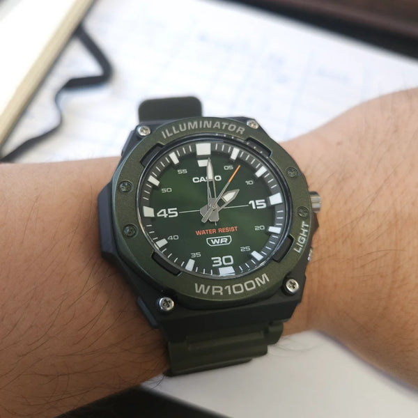 reloj casio en resina color verde militar , con luz led sumergible hasta 100 metros  WR100M