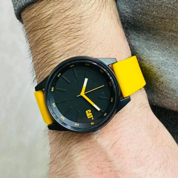 CATERPILLAR Referencia: LJ16027127Genero: Hombre Composición: Hora Analoga Materiales: caja en resina, pulso resina Color: caja Negra y Pulso Negro y amarillo Impermeabilidad: 5 ATM Movimiento: cuarzo digital Cristal: Cristal acrilico Producto con garantía de 1 año en funcionamiento. Recomendaciones Reloj con resistencia al agua para salpicaduras, sumergible. No manipular los botones cuando esta en contacto con el agua