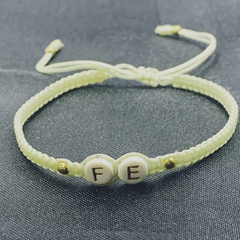 pulsera tejida en hilo estilo macame con frase de FE y bolas en oro