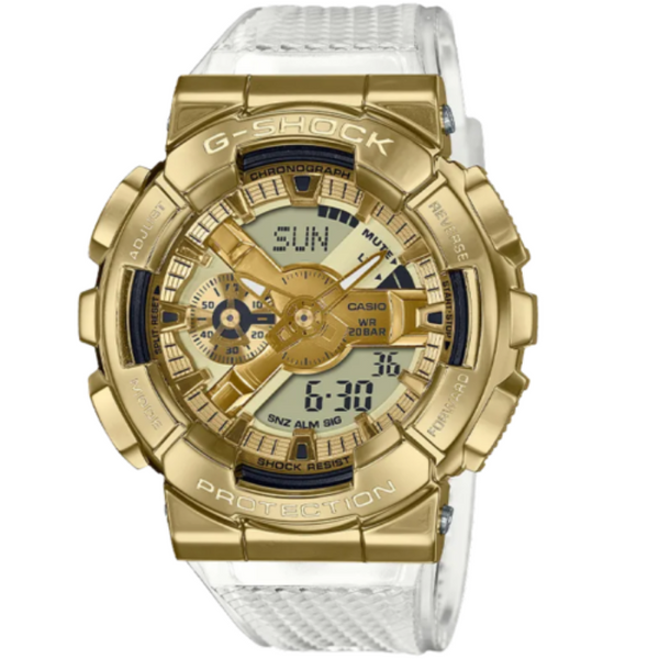 G-shock Referencia: GM-110SG-9ADR Genero: unisex Composición: digital, analogo, cronometro, temporizador, alarma, calendario. Materiales: acero inoxidable y resina Color: transparente y dorado Impermeabilidad: 20 atm Cristal: mineral Producto con garantía de 1 año en funcionamiento. Recomendaciones Reloj con resistencia al agua para sumergirse. No manipular los botones cuando se esté en contacto con el agua