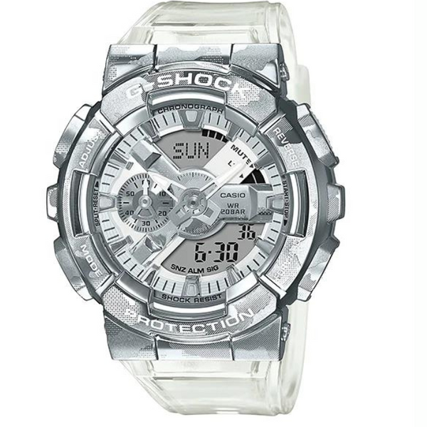 G-shock Referencia: gm-110scm-1adrGenero: hombre Composición: digital, analogo, cronometro, temporizador, alarma, calendario. Materiales: acero inoxidable y resina Color: transparente camuflado Impermeabilidad: 20 atm Cristal: mineral Producto con garantía de 1 año en funcionamiento . Recomendaciones Reloj con resistencia al agua para sumergirse. No manipular los botones cuando se esté en contacto con el agua
