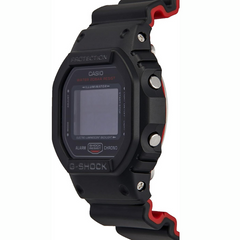 G-shock Referencia: dw-5600hr-1dr Colección: hombre Composición: digital, cronometro, temporizador, alarma, alerta de flash, calendario Materiales: resina Color: negro y rojo Impermeabilidad: 20 atm Cristal: mineral Producto con garantía de 1 año en funcionamiento  Recomendaciones Reloj con resistencia al agua para sumergirse. No manipular los botones cuando se esté en contacto con el agua.
